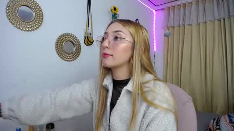 Snapshot of bonny_clyde_xx_ chatting on 5, 3, 2025 Soffy Brooks Independent model online show from 5, 3, 2025