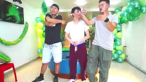 THOMAS AND DAMIAND online show from 9, 3, 2025