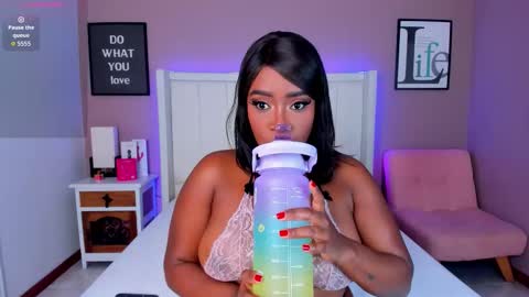 Snapshot of britanymooree chatting on 13, 11, 2025 Britany online show from 13, 11, 2025