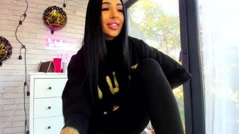 Snapshot of britney_charm chatting on 17, 10, 2025 britney_charm online show from 17, 10, 2025