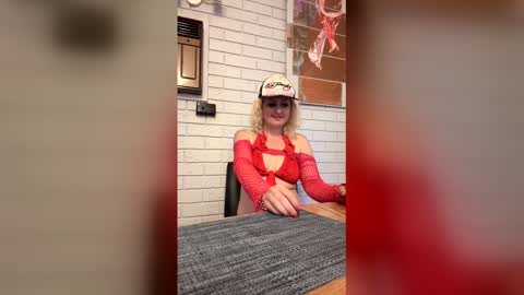 Snapshot of brittneyrae chatting on 16, 4, 2026 B r i t t n e y R a e online show from 16, 4, 2026