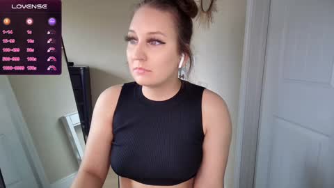 Snapshot of brookebee27 chatting on 8, 12, 2024 brookebee online show from 8, 12, 2024