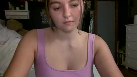 Snapshot of brunettebaby040 chatting on 22, 9, 2025 brunettebaby040 online show from 22, 9, 2025