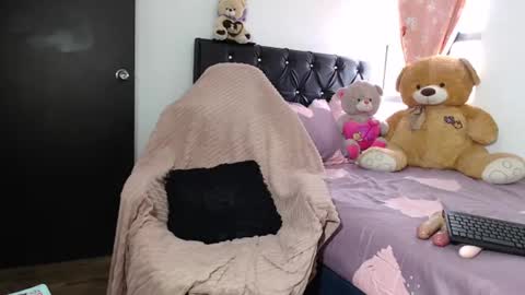 hot online show from 1, 2, 2025