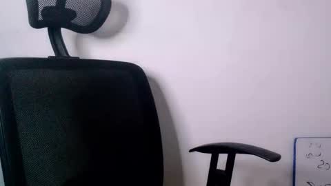 Caroline muscular crossdresser mistress online show from 3, 10, 2025