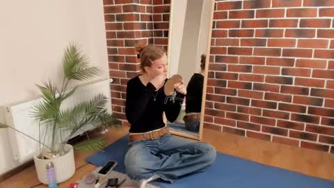 Snapshot of carlyneisenman chatting on 25, 11, 2025 Eva online show from 25, 11, 2025