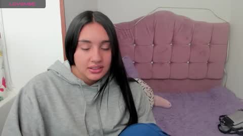 caroline_rodriguez_9 online show from 27, 11, 2025