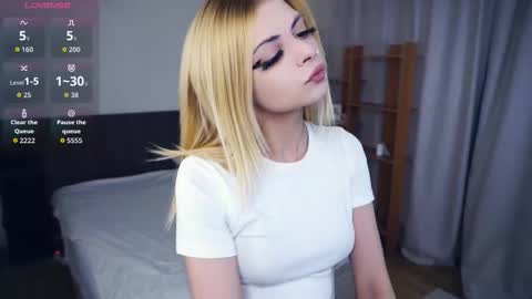 Snapshot of carolynnfernandez chatting on 12, 10, 2025 Hello everyone Im Monica Its my first day Were going to have fun together online show from 12, 10, 2025