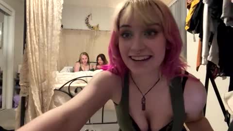 Snapshot of carpetmunchers chatting on 2, 11, 2025 carpetmunchers online show from 2, 11, 2025