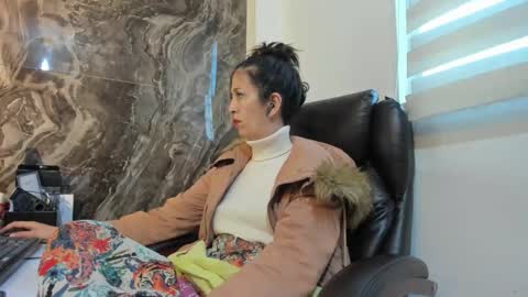 Snapshot of catt_evans1 chatting on 20, 12, 2025 CATT EVANS online show from 20, 12, 2025