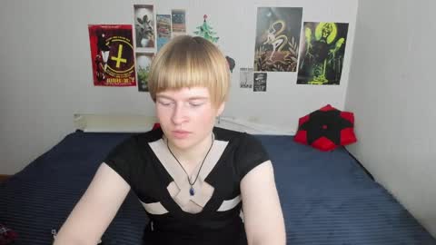 cattie_w_ online show from 8, 4, 2026