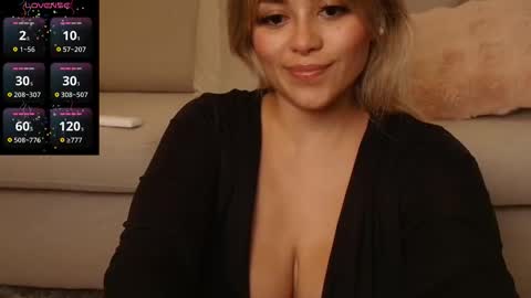 Snapshot of celiahenn chatting on 17, 11, 2025 Celia online show from 17, 11, 2025