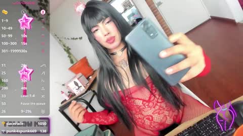 Snapshot of chaturmodels chatting on 4, 12, 2024 Sophie online show from 4, 12, 2024