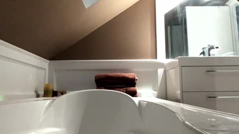 chenovich online show from 2, 1, 2025