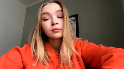 Snapshot of cherryleija chatting on 18, 12, 2025 Lei online show from 18, 12, 2025