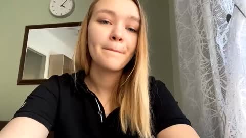 Snapshot of cherryleija chatting on 21, 12, 2025 Lei online show from 21, 12, 2025