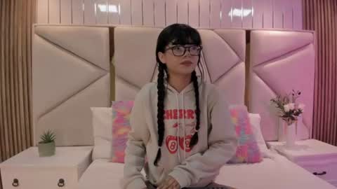 Chloe online show from 5, 8, 2026