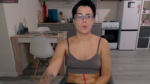 Snapshot of chloe_x_ chatting on 4, 12, 2024 Eva and Sandra online show from 4, 12, 2024