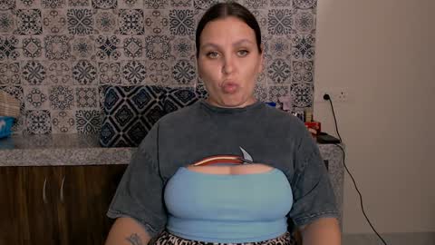 Snapshot of chloe_x_ chatting on 8, 2, 2025 Eva and Sandra online show from 8, 2, 2025