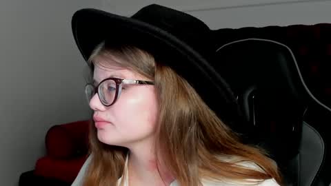 ChloeHalses online show from 19, 4, 2026