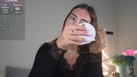 Snapshot of chloi_hes chatting on 23, 10, 2025 chloi_hes online show from 23, 10, 2025