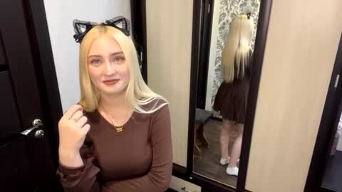 Snapshot of christeneweslow chatting on 15, 10, 2025 Aurora online show from 15, 10, 2025