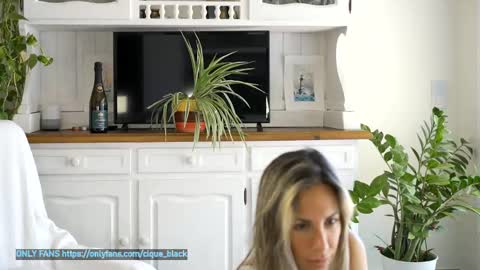 Snapshot of cique_black chatting on 19, 9, 2025 Shara online show from 19, 9, 2025