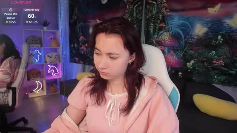 Snapshot of clarabenson chatting on 25, 10, 2025 clarabenson online show from 25, 10, 2025