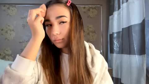 Snapshot of claribelatienza chatting on 15, 10, 2025 Yuna online show from 15, 10, 2025