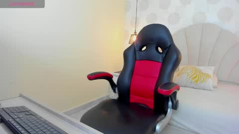 Snapshot of clarise_hall chatting on 16, 4, 2026 C L A R I S E online show from 16, 4, 2026