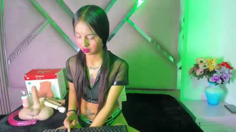 Snapshot of cloemorenti_ chatting on 12, 11, 2025 CloeMorenti online show from 12, 11, 2025