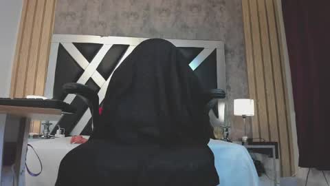 lady cloe person online show from 5, 5, 2026