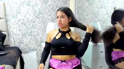 Snapshot of clohebell chatting on 22, 12, 2025 Clohe the wonder online show from 22, 12, 2025