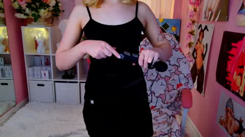 Snapshot of coconut_mia chatting on 8, 1, 2025 Mia online show from 8, 1, 2025