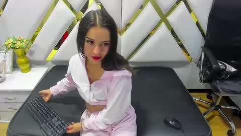 Snapshot of cooperemma_ chatting on 19, 12, 2024 CooperEmma  online show from 19, 12, 2024