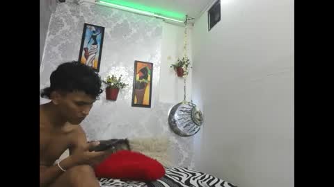 couple_boysx18 online show from 27, 10, 2025