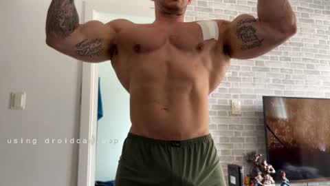 couplemuscle40 online show from 17, 11, 2025