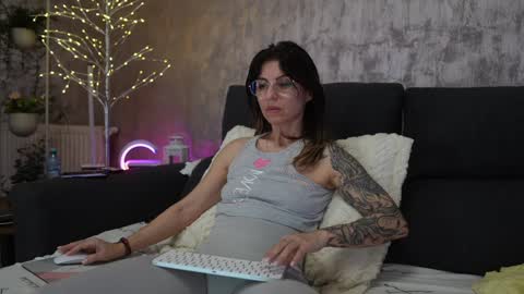 crissy_love online show from 4, 2, 2025