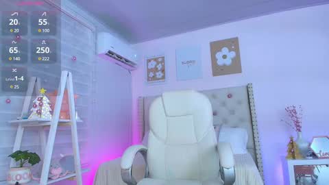 Snapshot of cristal_bunny chatting on 28, 12, 2024 Cristal  online show from 28, 12, 2024