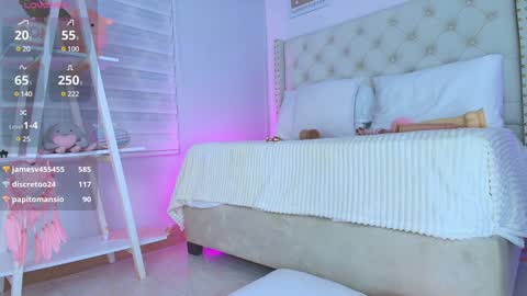Snapshot of cristal_bunny chatting on 8, 1, 2025 Cristal  online show from 8, 1, 2025
