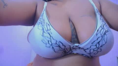 Snapshot of cristal_hott01 chatting on 5, 10, 2025 Cristal online show from 5, 10, 2025