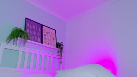 Nicole  Connection time 220pm-910pmCol online show from 12, 11, 2025