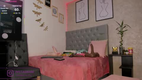 Snapshot of crystal_beennz chatting on 17, 12, 2025 online show from 17, 12, 2025