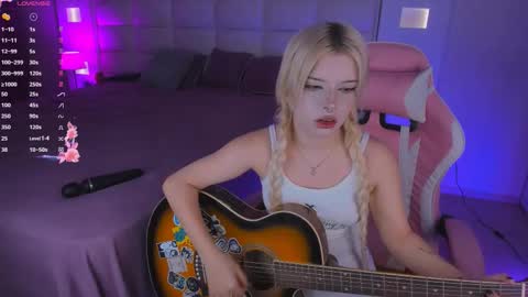 Cuddly Kitten online show from 24, 9, 2025