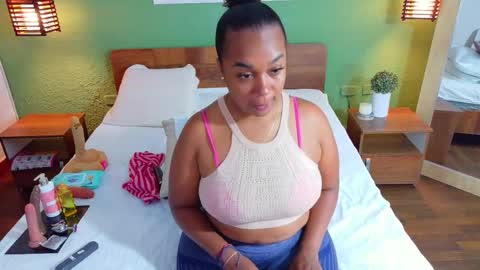 Snapshot of curvyebonyy_ chatting on 23, 9, 2025 Danna online show from 23, 9, 2025