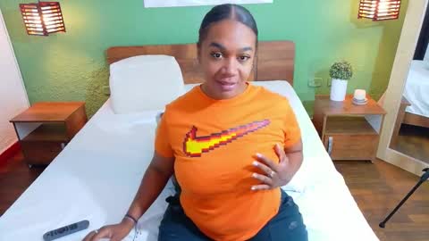 Snapshot of curvyebonyy_ chatting on 10, 10, 2025 Danna online show from 10, 10, 2025