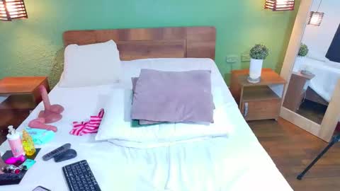 Snapshot of curvyebonyy_ chatting on 12, 11, 2025 Danna online show from 12, 11, 2025