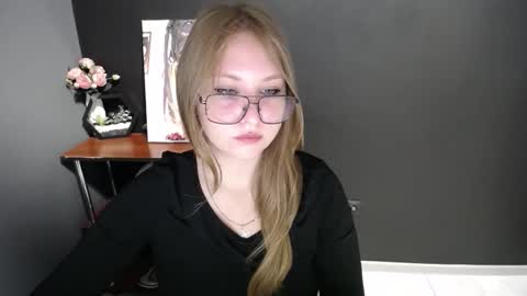 Snapshot of cute_minx chatting on 10, 10, 2025 Veronica online show from 10, 10, 2025