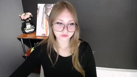 Snapshot of cute_minx chatting on 28, 11, 2025 Veronica online show from 28, 11, 2025