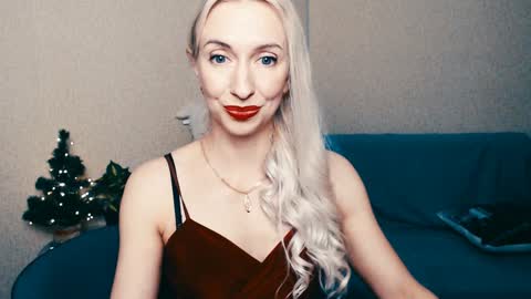 cute_smile_shy online show from 5, 1, 2025